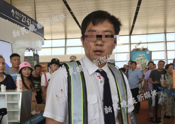 图说:陶先生被旅客范女士用杯子打破了头 来源:网友供图
