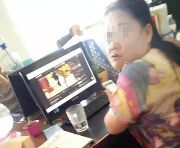 被网友举报在上班时间看电视的陕西省榆林市子洲县创建办工作人员。微博 图