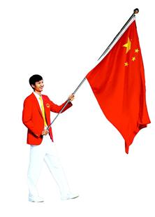 图为在2014年仁川亚运会开幕式上,中国代表团旗手雷声手持国旗入场.