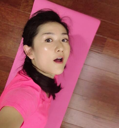 谢娜深夜无睡意狂做运动 跑步+瑜伽精神倍儿棒