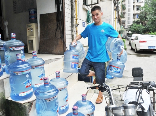 向宇这两天,成都不少市民朋友圈里有一位送水小哥感动众人:滂沱大雨中