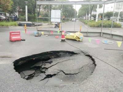 路面的大坑. 刘旺 摄