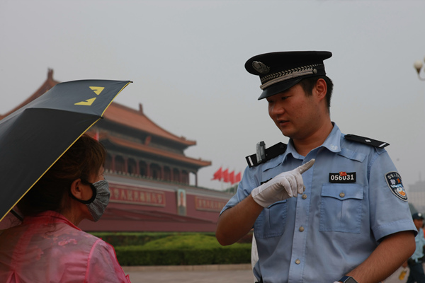 执勤民警为群众指路