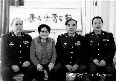 陈于湘与三位军官儿子合影:左一刘亚苏,左三刘亚洲,左四刘亚武。