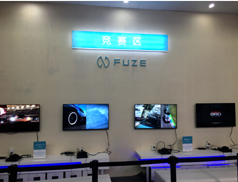 CJ2016上《超级房车赛：汽车运动》是蓝港科技FUZE展台竞赛区的比赛专用游戏