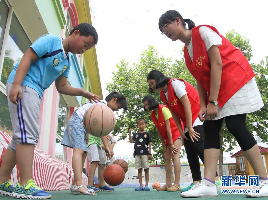 8月5日，在安徽省淮南市洞山街道新村社区，小学生们了解省级非物质文化遗产寿州窑瓷器的制作技艺。