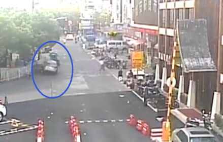 上海:轿车侧翻出来4个醉鬼 都不承认是司机