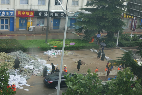 31岁女教师张帆之死：暴雨路陷被吸入防空洞(图)