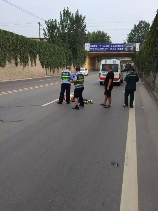 下游美色诱惑
-重庆晨报记者梳剃头现,近些年来,摩托车在公路上炫技玩杂耍乃至诱发交通事变的事情频发。