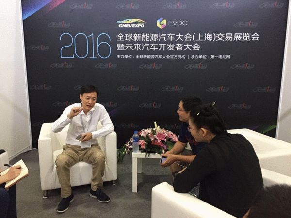 北京新能源汽车营销有限公司总经理张勇(左)