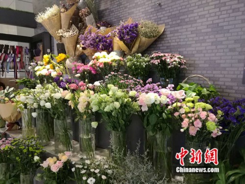 七夕将至，鲜花销售迎来高峰。图为中关村地区某商场内的鲜花柜台。 中新网记者 张尼 摄