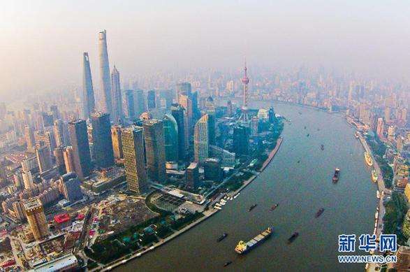 航拍陆家嘴金融城地标——上海中心、上海环球金融中心、金茂大厦、东方明珠（2015年10日12日摄）。新华社发（沈春琛）