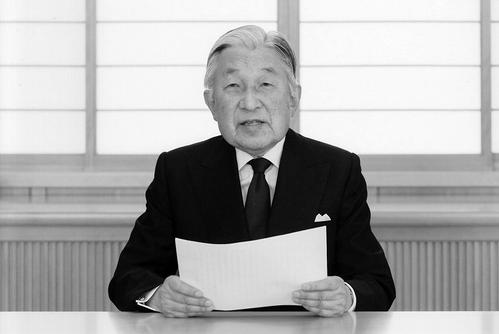 这张8月8日发布的照片显示,日本明仁天皇在东京日本皇宫发表讲话.