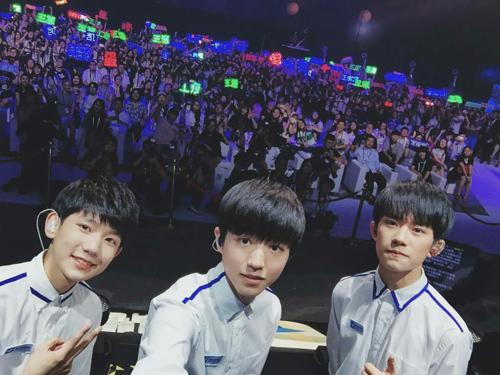 it数码新闻滚动_搜狐资讯    当天, tfboys演唱了《快乐环岛》,边跳边