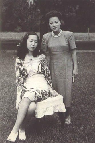 上世纪40年代，张爱玲（左）与李香兰（右）在上海合影。