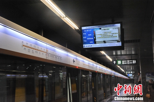 图为北京地铁六号线末班车。吕春荣 摄