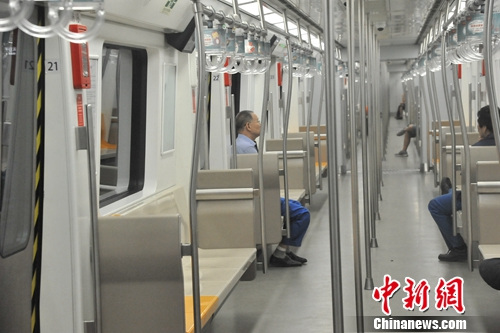 图为搭乘末班车的地铁维修工。吕春荣 摄