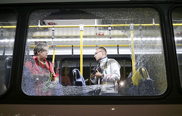 里约奥运媒体班车遭袭 两名乘客受轻伤