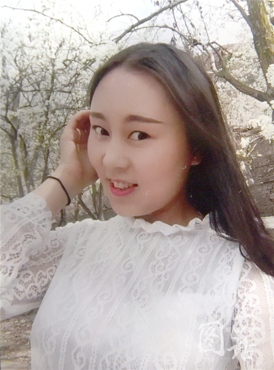 女老师杨冬玲被烧伤前的相片。