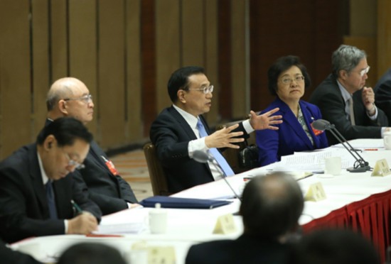 3月4日，李克强参加全国政协十二届四次会议经济、农业界委员联组会。李克强指出，发展现代农业决不能“掠夺”农民，而要真正促进农民增加收入。根据中国国情，推动多种形式的适度规模经营，提高生产效率，加快发展现代农业。这实际上也是激发农业中的“新经济”。
