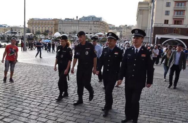 中国首支专业旅游警察队伍——海南省三亚市公安局旅游警察支队10日在莫斯科红场与莫斯科旅游警察进行跟岗学习协助执勤，此举开创了中国旅游执法国际交流合作的先河。