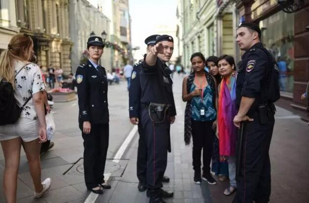 中国首支专业旅游警察队伍——海南省三亚市公安局旅游警察支队10日在莫斯科红场与莫斯科旅游警察进行跟岗学习协助执勤，此举开创了中国旅游执法国际交流合作的先河。