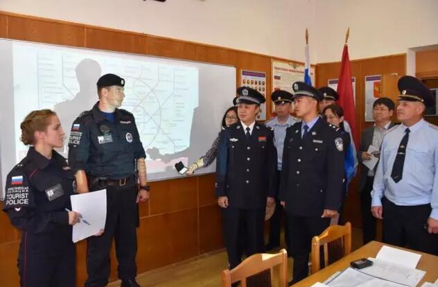 中国首支专业旅游警察队伍——海南省三亚市公安局旅游警察支队10日在莫斯科红场与莫斯科旅游警察进行跟岗学习协助执勤，此举开创了中国旅游执法国际交流合作的先河。