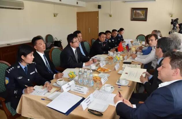 中国首支专业旅游警察队伍——海南省三亚市公安局旅游警察支队10日在莫斯科红场与莫斯科旅游警察进行跟岗学习协助执勤，此举开创了中国旅游执法国际交流合作的先河。