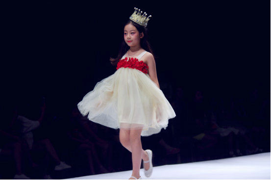 中国国际少儿时装周落幕 童星肖阳尽显迷人风