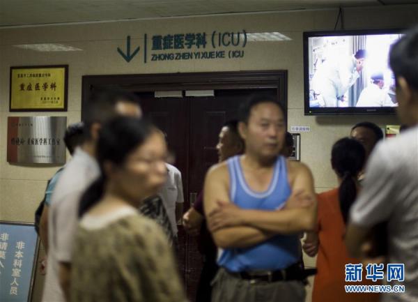 8月11日，事故受伤人员家属在湖北当阳人民医院ICU病房门口守候。 新华社 图