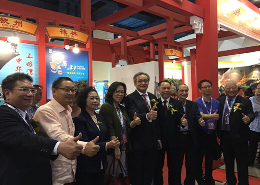（上图为马来西亚旅游促进局主席黄朱强、马来西亚华人旅游业公会总会长拿督陈三顺等与中国展团代表合影）