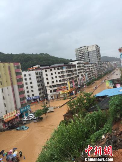 广东龙川县因暴雨城区多处受淹 2万多人受灾