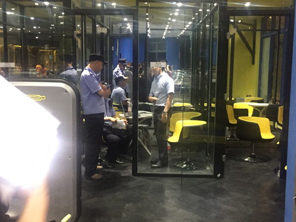 严密斯称,她报警后警方曾到店参加调和,但调和未果。