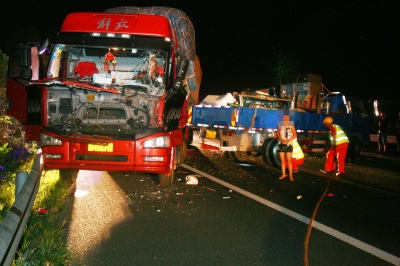 大货车追尾小货车 推行10米远 3人受伤 高速被堵2个多