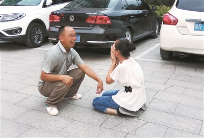 一位来自山西的父亲，在燕郊找到陷入传销组织的女儿，当街痛哭，求女儿回家摄影/董振杰