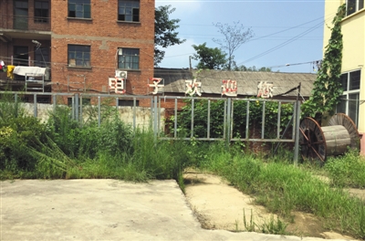 旺欣电子厂铁门闭合,大大都房间都被锁上,内里落满厚厚的尘埃。A10-A11版拍照(除签名外)/新京报记者 刘子珩