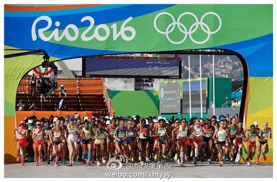 当日,2016年里约奥运会田径女子马拉松比赛在里约热内卢桑巴大道举行.