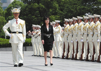 原文配图:8月4日,日本东京,日本新防卫大臣稻田朋美上任,检阅仪仗队.