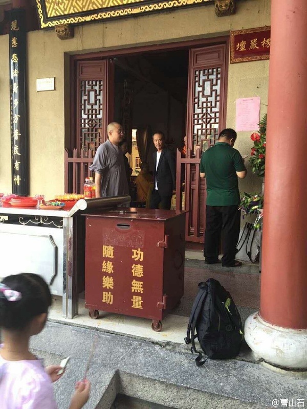 中俊集团董事长崔春婷 15日上午发微博称:【地产界的传奇人物王石】近期暴瘦10公斤,在助手等人陪同下,出入寺庙拜佛【红楼梦】有一句话【世上只知神仙好,只有金银忘不了~~】这个世界永远充满竞争,只有自己淡然处之,宁静致远。 崔春婷又附上了多张王石在寺庙参拜的照片。