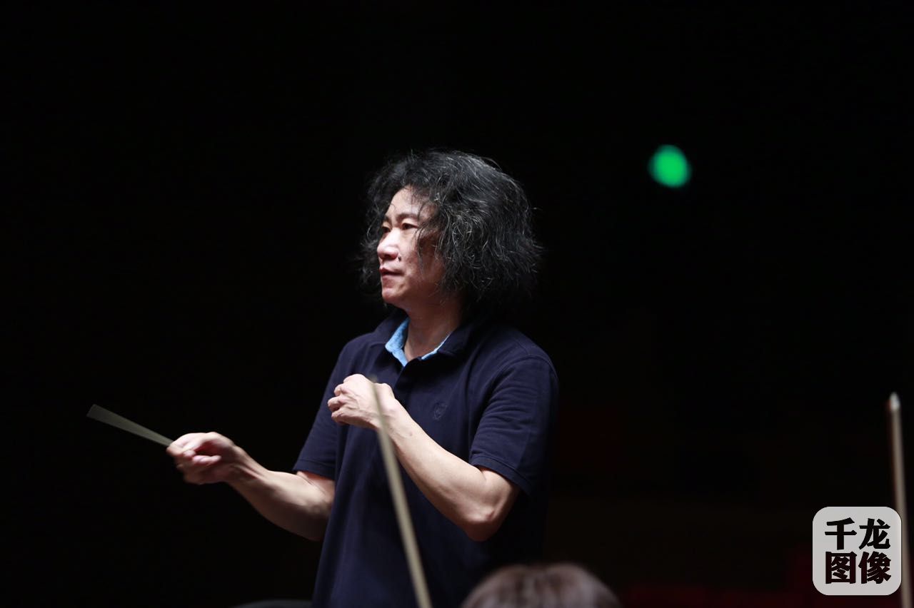 千龙网记者从著名音乐指挥家彭家鹏处获悉，歌剧《敦煌之恋》将于2016年11月13日在国家大剧院开演。图为彭家鹏本人。