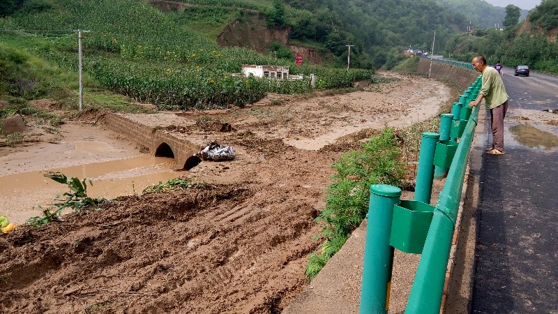 安塞暴雨引发山洪车辆被冲走 已致7死1小孩失踪(组图)