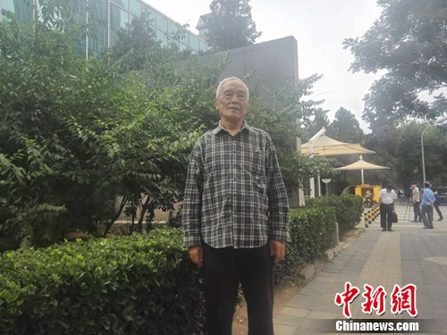 5月31日,庭审结束后,季承在法院外接受采访。上官云 摄