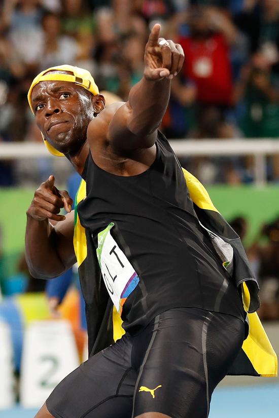 牙买加选手博尔特在田径男子100米夺冠后摆出招牌动作庆祝.新华社发