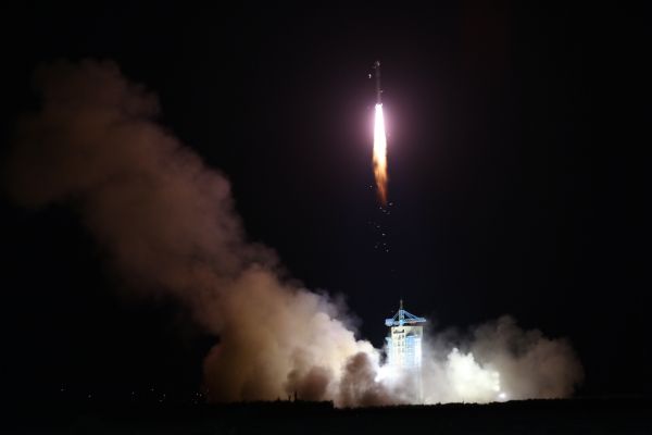 2016年8月16日1时40分，我国在酒泉卫星发射中心用长征二号丁运载火箭成功将世界首颗量子科学实验卫星(简称“量子卫星”)发射升空。11