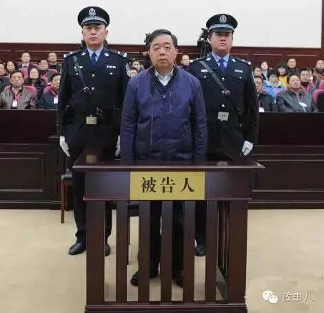 ““政事儿”发现,南京市原市长季建业也有与女下属发生关系后,将其提拔的经历。