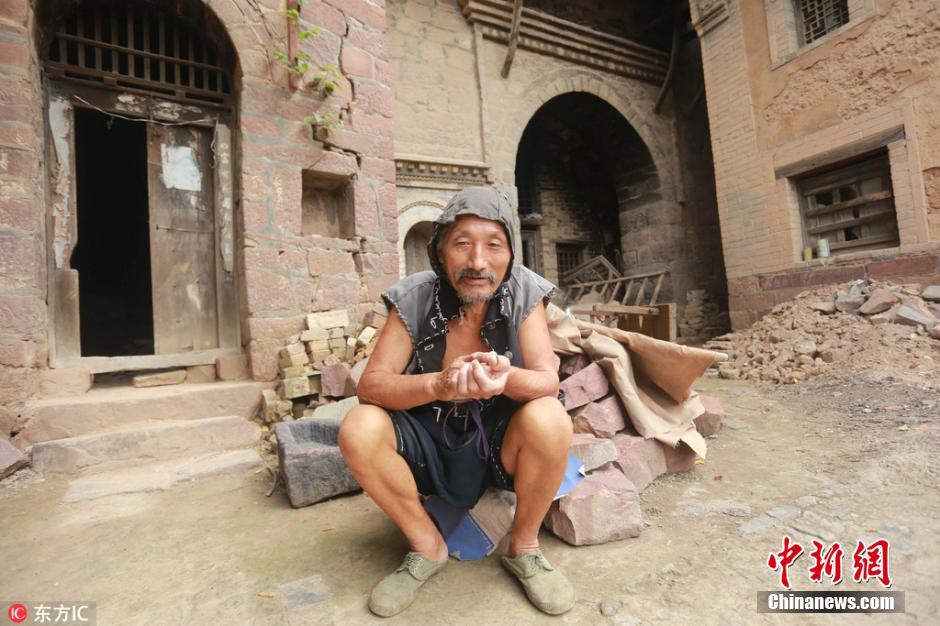 8月17日,住破窑洞,穿自己缝的衣裳,戴灰布帽,背着行囊云游四方,一年四季乞丐装。在巩义市河洛镇官殿村明月坡,有一位家喻户晓的传奇人物牛师静,他是清代状元的后裔,老人今年70岁,孤苦无丁,独居深山状元府破窑洞,无水无电,坚守着祖宅,乞讨为生。虽说乞讨,但老人从不主动讨要钱财,政府补贴的钱都不要,给了需要救助的人,老人说,他一个人不用花钱,走到哪里有口馍吃就行,生活很知足。 东方IC 版权作品 请勿转载