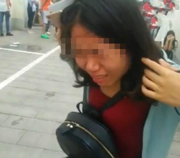 957115458_... 喷辣椒水:为救摔倒者喷催泪器_每日资讯_啪啪门