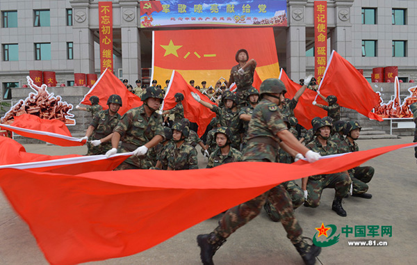 就在今年的“八一”,火箭军某部围绕庆祝中国共产党成立95周年和纪念长征胜利80周年,举行了“军歌嘹亮献给党”歌咏比赛和“学党史军史、做‘四有’军人”知识竞赛,教育激励部队官兵不断增强听党指挥、履行使命的责任担当。就在这个比赛中,我们的火箭军军旗终于露出了真容。图中,最后面的就是火箭军军旗!是不是感觉离得远,那么接着往下看,我们切近景!
