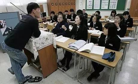 有剖析以为,比来几年脱北者出现精英化趋向。对此,一位资深朝鲜成绩教授通知外事儿,这些有关脱北者的报导简直都来自韩国媒体,朝鲜方面从未谈及脱北者潜逃起因。但如果是单从报导上看,的确有这类趋向。