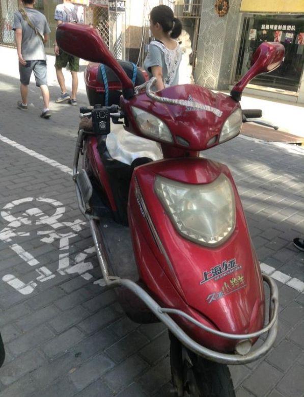 上海交警"最隐蔽"探头:挂电瓶车上执法(图)